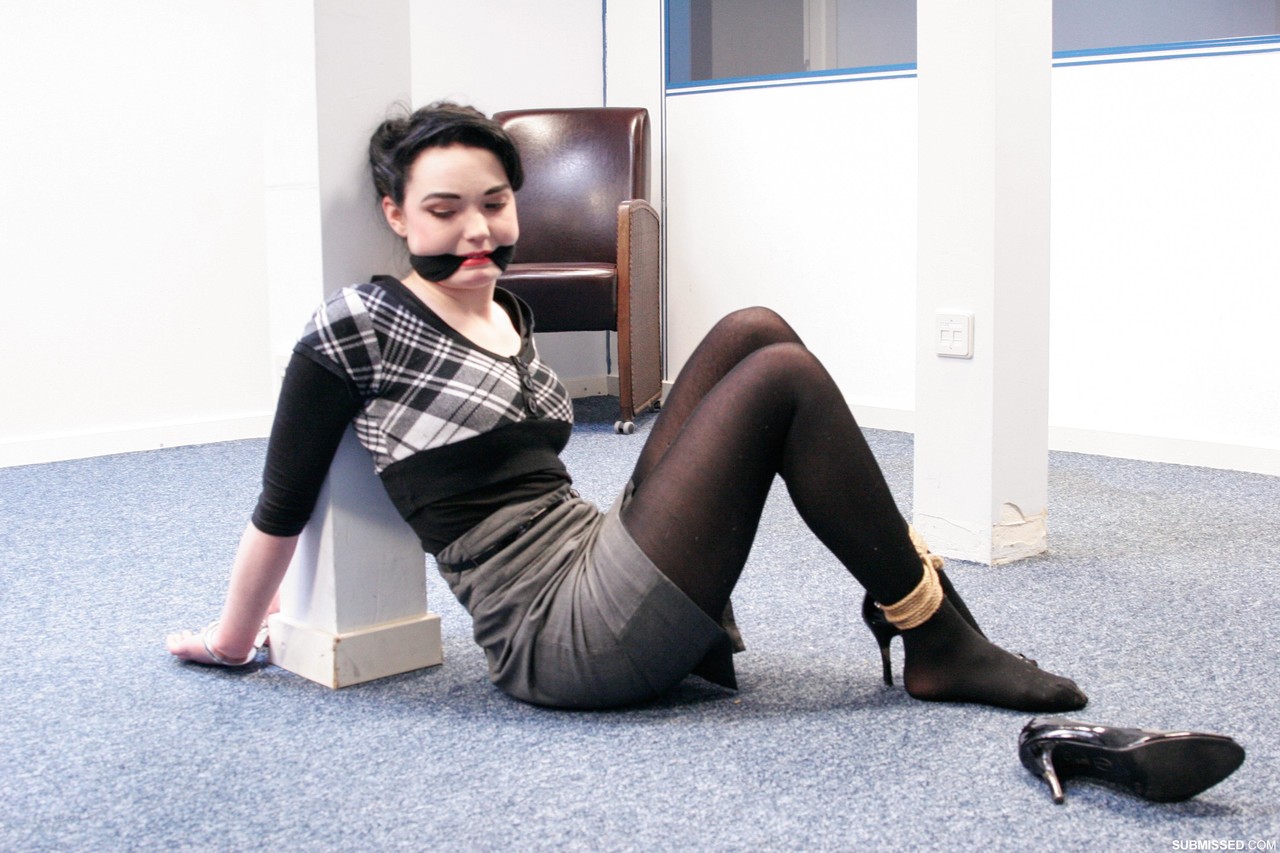 Submissive short haired cutie Lilly being tied up at the office 色情照片 #426927129