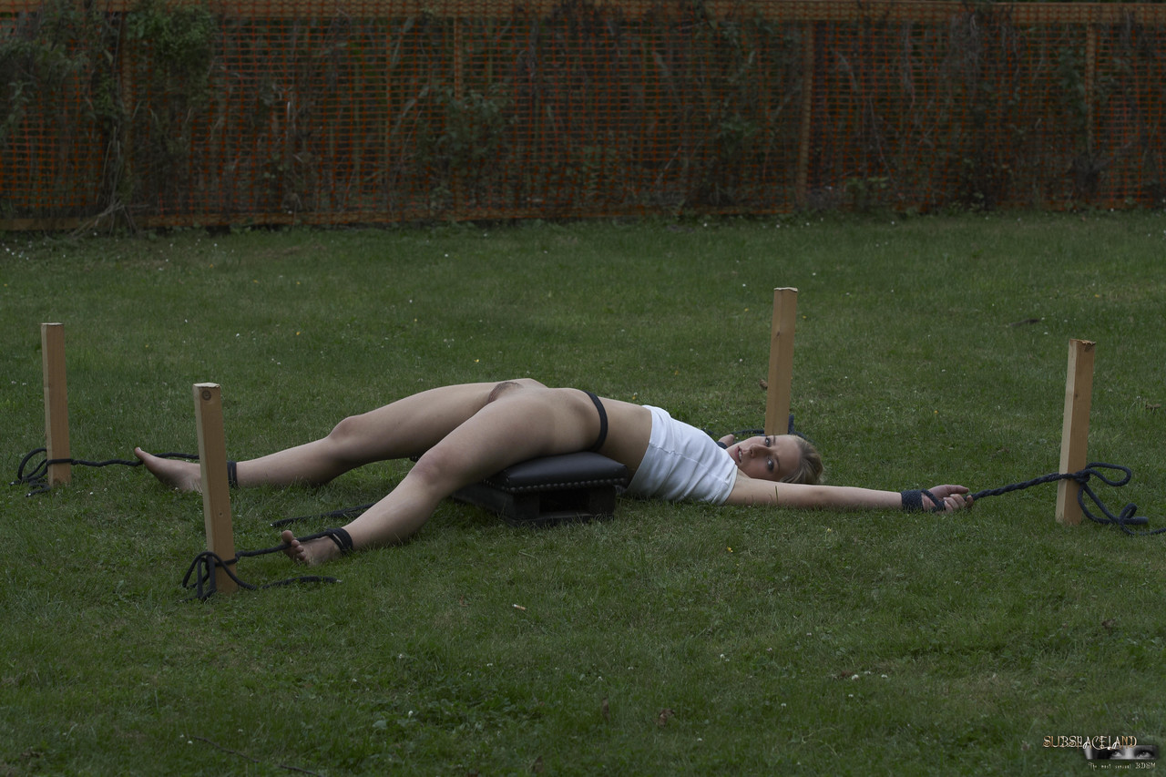 Blindfolded & tied up Caroline Fox gets whipped and face fucked outdoors foto pornográfica #424877804