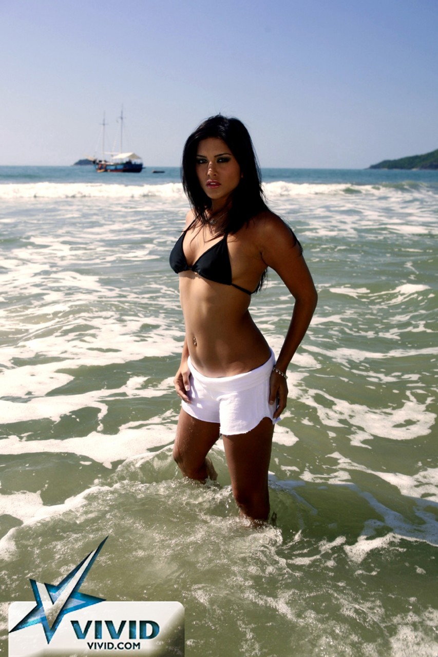 Breathtaking Indian pornstar Sunny Leone poses hotly naked in the sand foto porno #425352472