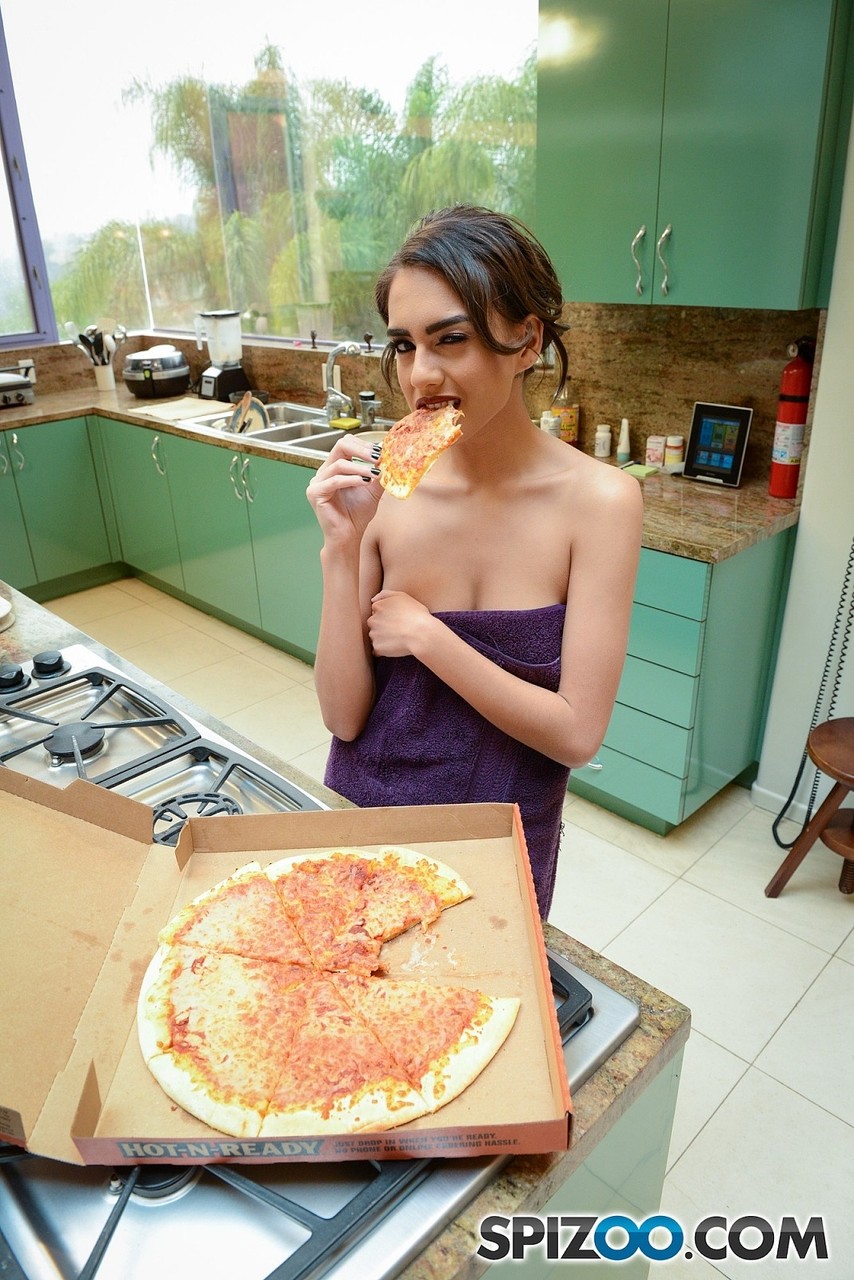 Big-eyed cutie Janice Griffith trades kneeling POV kitchen blowjob for pizza porno foto #427371945