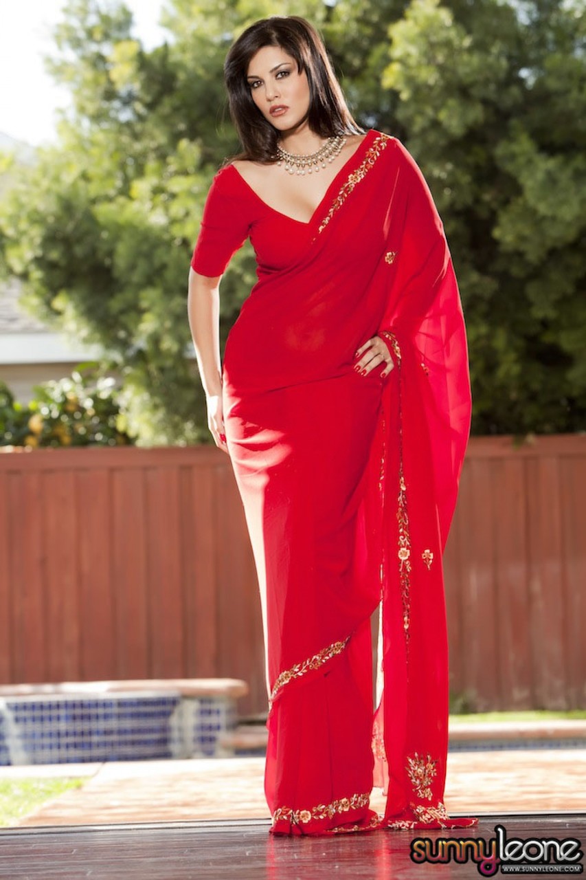 Indian pornstar Sunny Leone drops her red cape and shows big tits foto porno #428569537