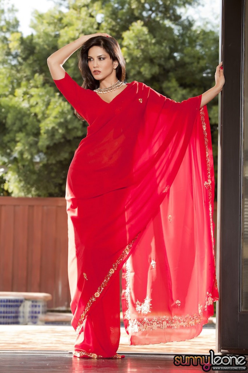 Indian pornstar Sunny Leone drops her red cape and shows big tits foto porno #428619733