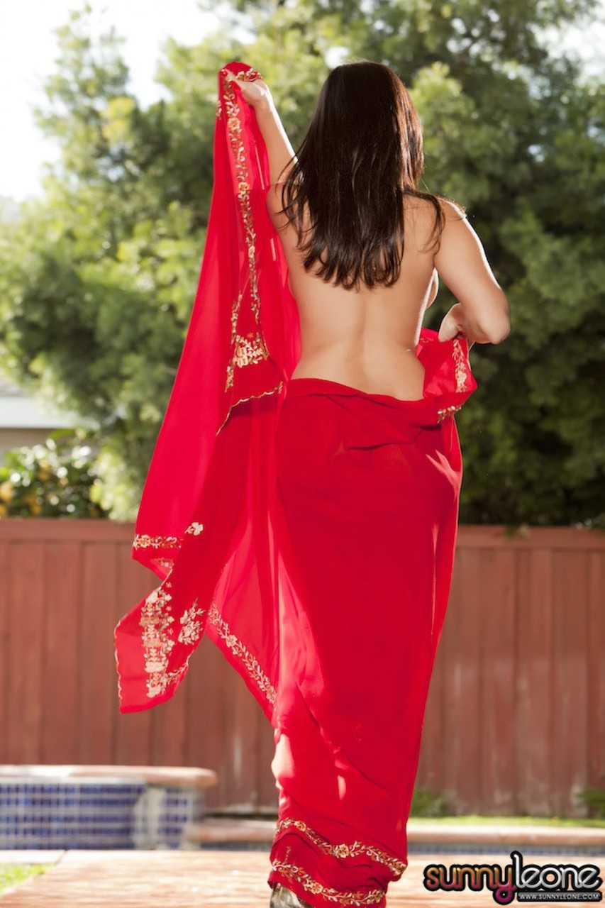 Indian pornstar Sunny Leone drops her red cape and shows big tits porno foto #428619739