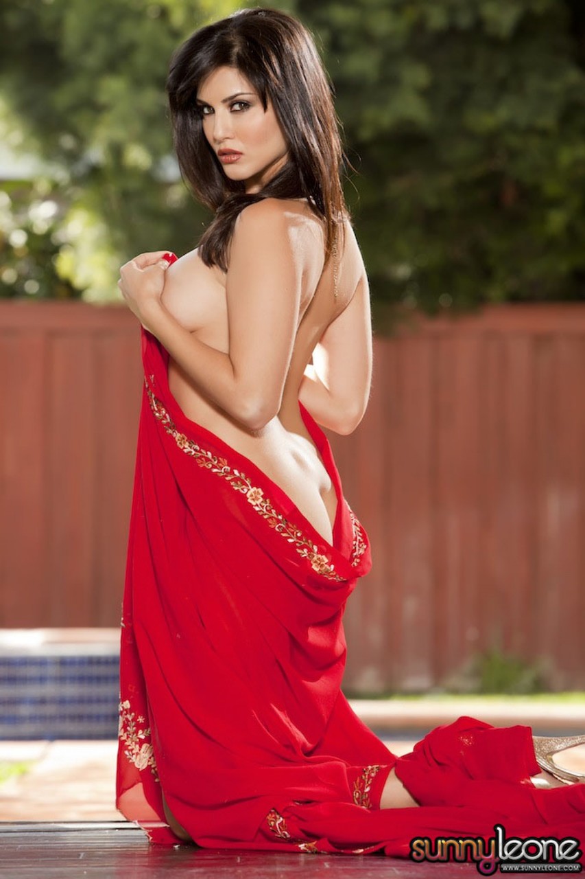 Indian pornstar Sunny Leone drops her red cape and shows big tits foto porno #428619743