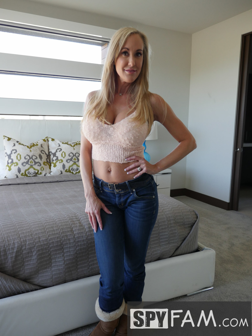 MILF Brandi Love takes off her bra, shows her big tits and ass in the bed porno foto #427193126