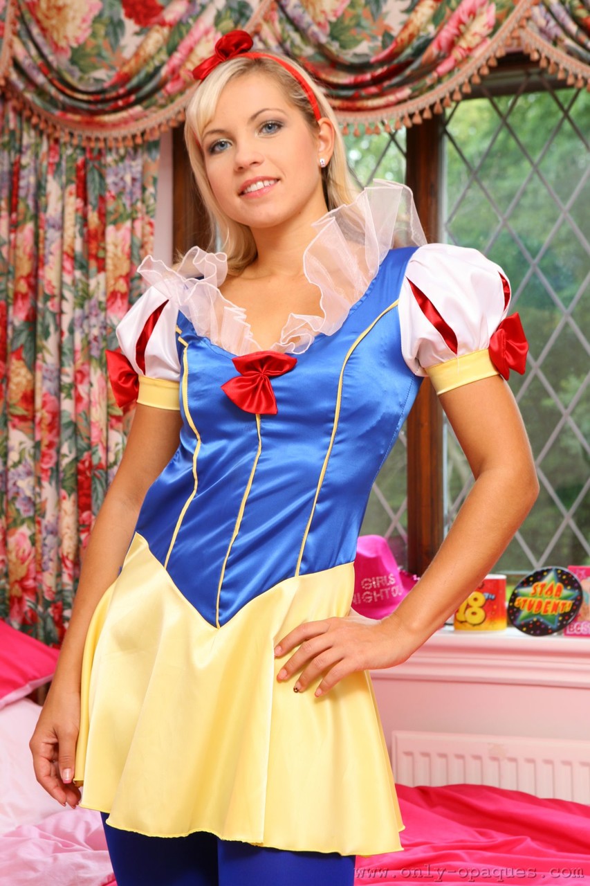Beautiful Jenni P loses sexy Snow White costume and reveals her tanned body foto porno #422843089