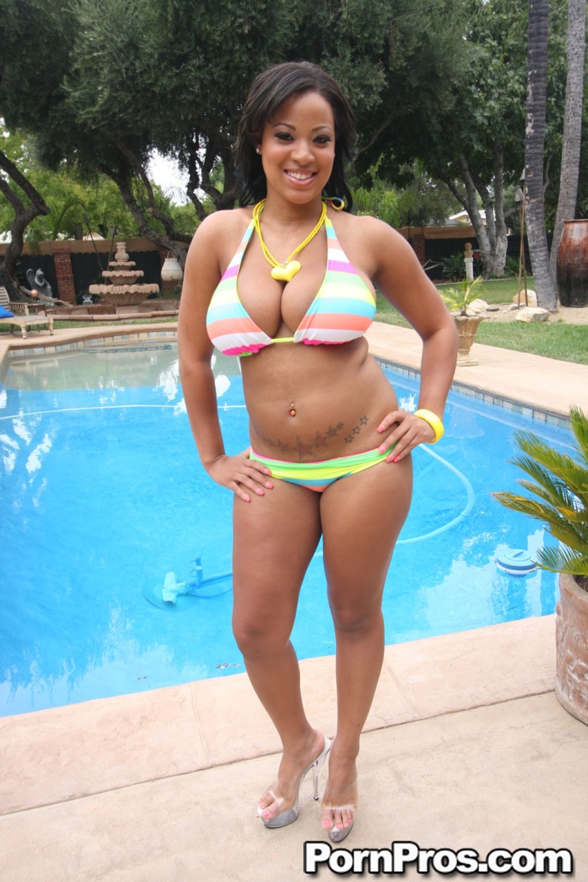 Chubby Pool - Chubby buxom ebony Natasha Dulce unveils massive natural tits beside the  pool - PornPics.com