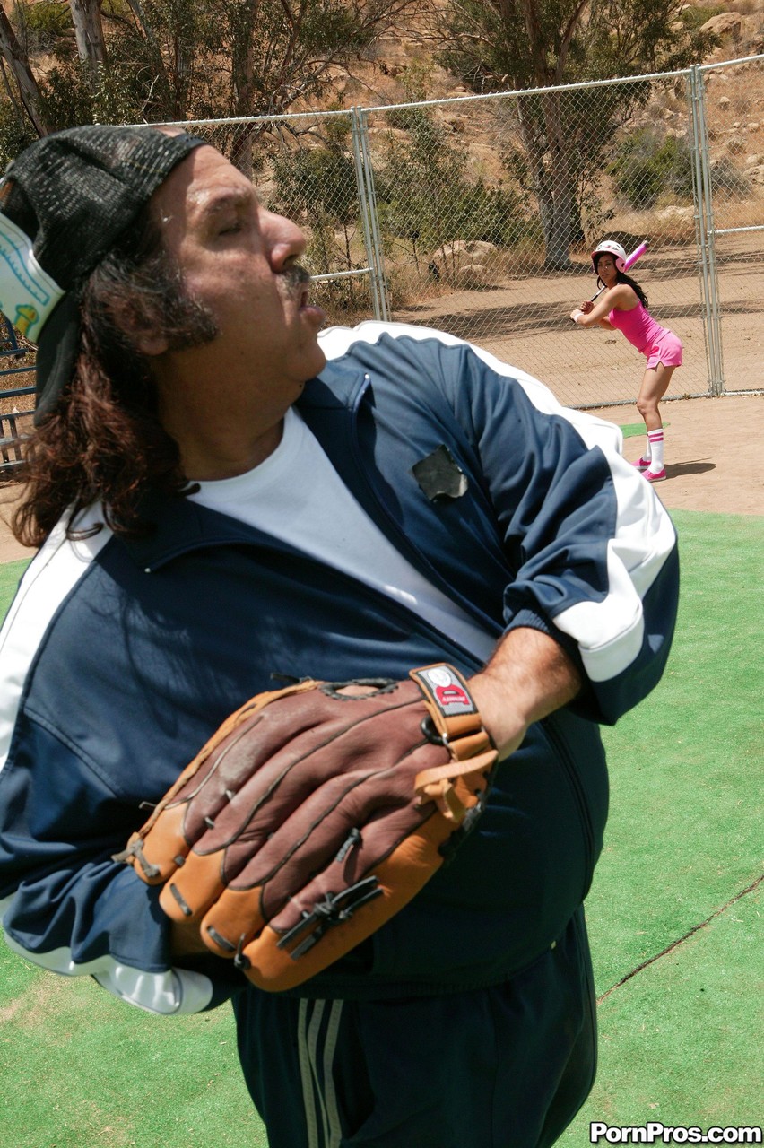 Baseball chick with big tits Isis Love gets fucked by Ron Jeremy outdoors foto porno #429140271