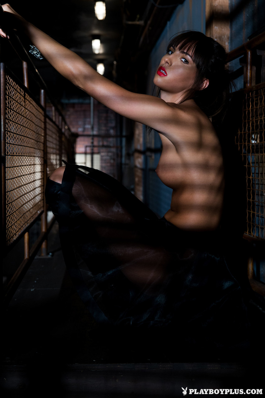 Stunning tall babe Brittny Ward models perfect breasts erotically in shadows porno fotoğrafı #422817256
