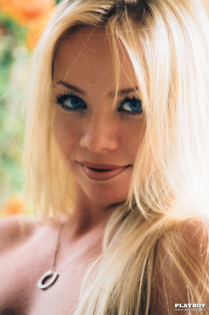Sexy blonde girl Rebekah Baumgardner unveils her stunning fake breasts porno fotoğrafı #424914426
