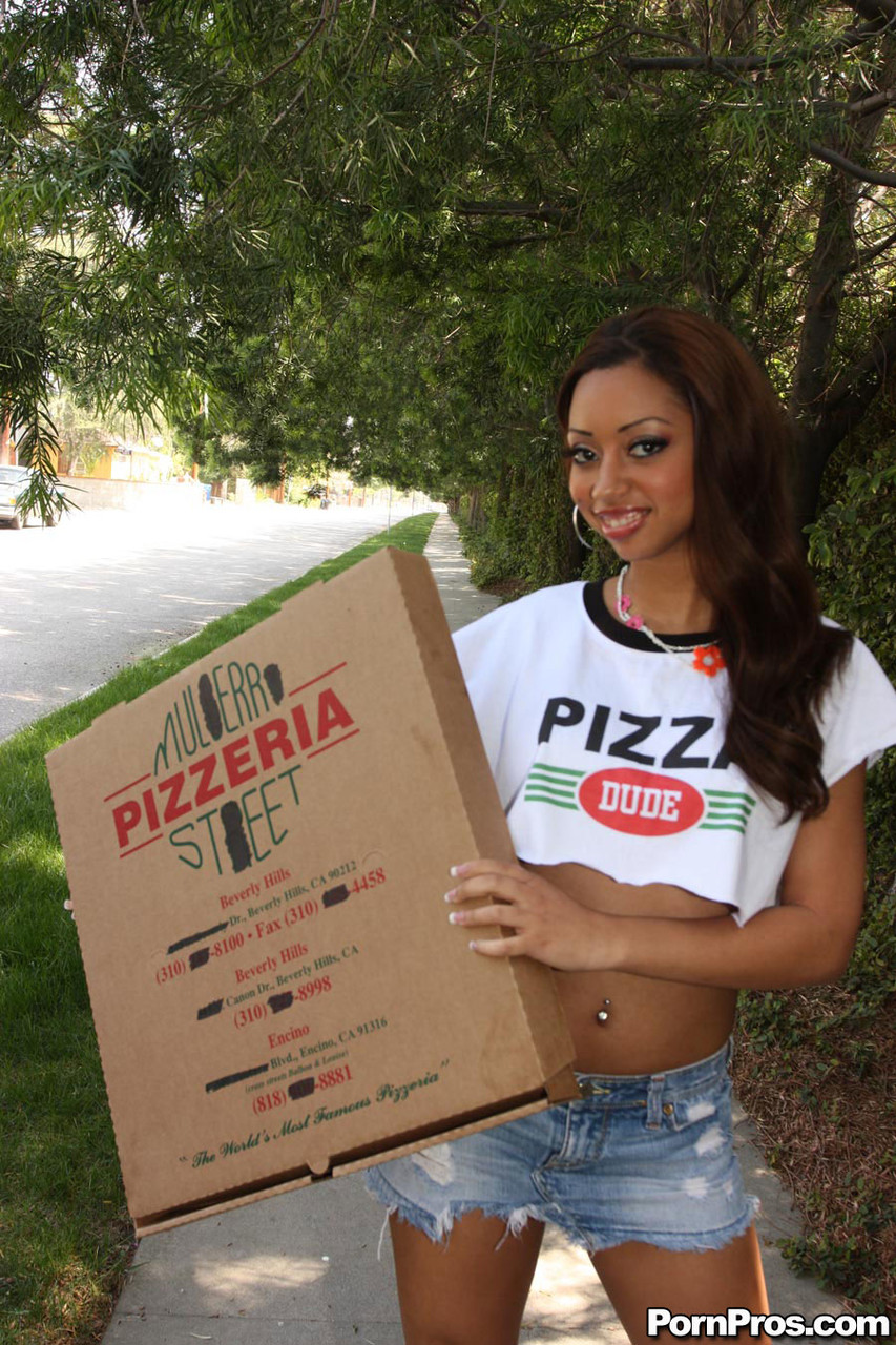 Gorgeous ebony pizza girl Angel Cummings gets drowned in cum on delivery foto porno #424854203