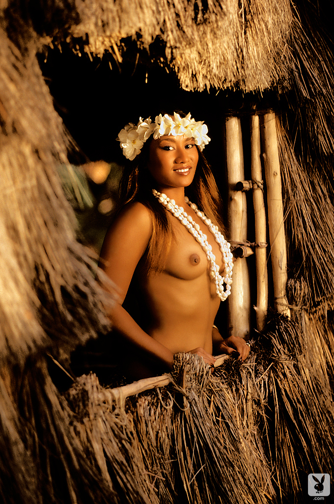 Beautiful Hawaiian babe Lourdes Estores reveals her natural assets zdjęcie porno #425672684