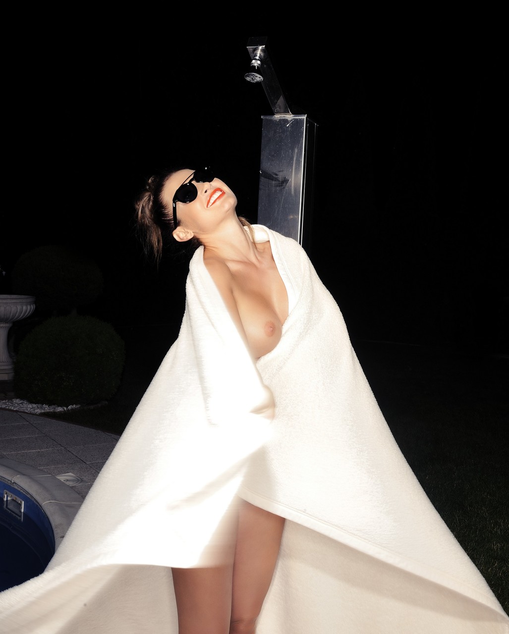 Hungarian stunning babe Mariana Pinter posing naked with sunglasses on zdjęcie porno #428438400