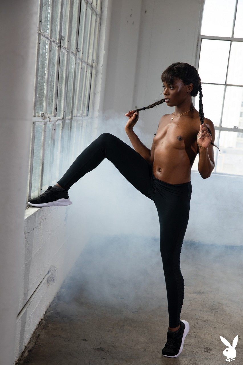 American ebony honey Ana Foxxx takes off her clothes during a workout 色情照片 #427032539 | Playboy Plus Pics, Ana Foxxx, Ebony, 手机色情