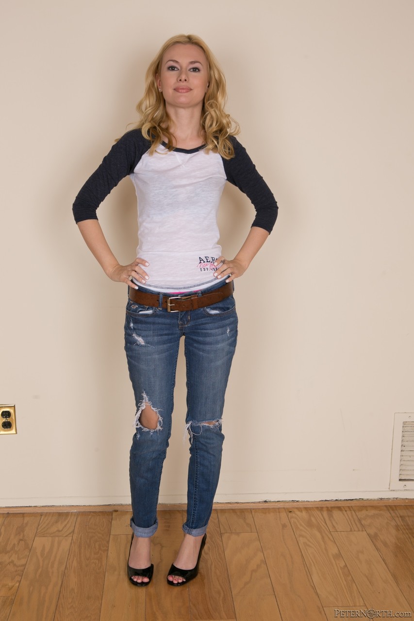 Skinny American teen girl Kennedy Kressler showing her small tits foto pornográfica #428185166