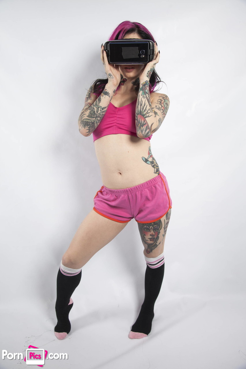 Tattooed American nympho Joanna Angel posing with her new VR set foto porno #426296487