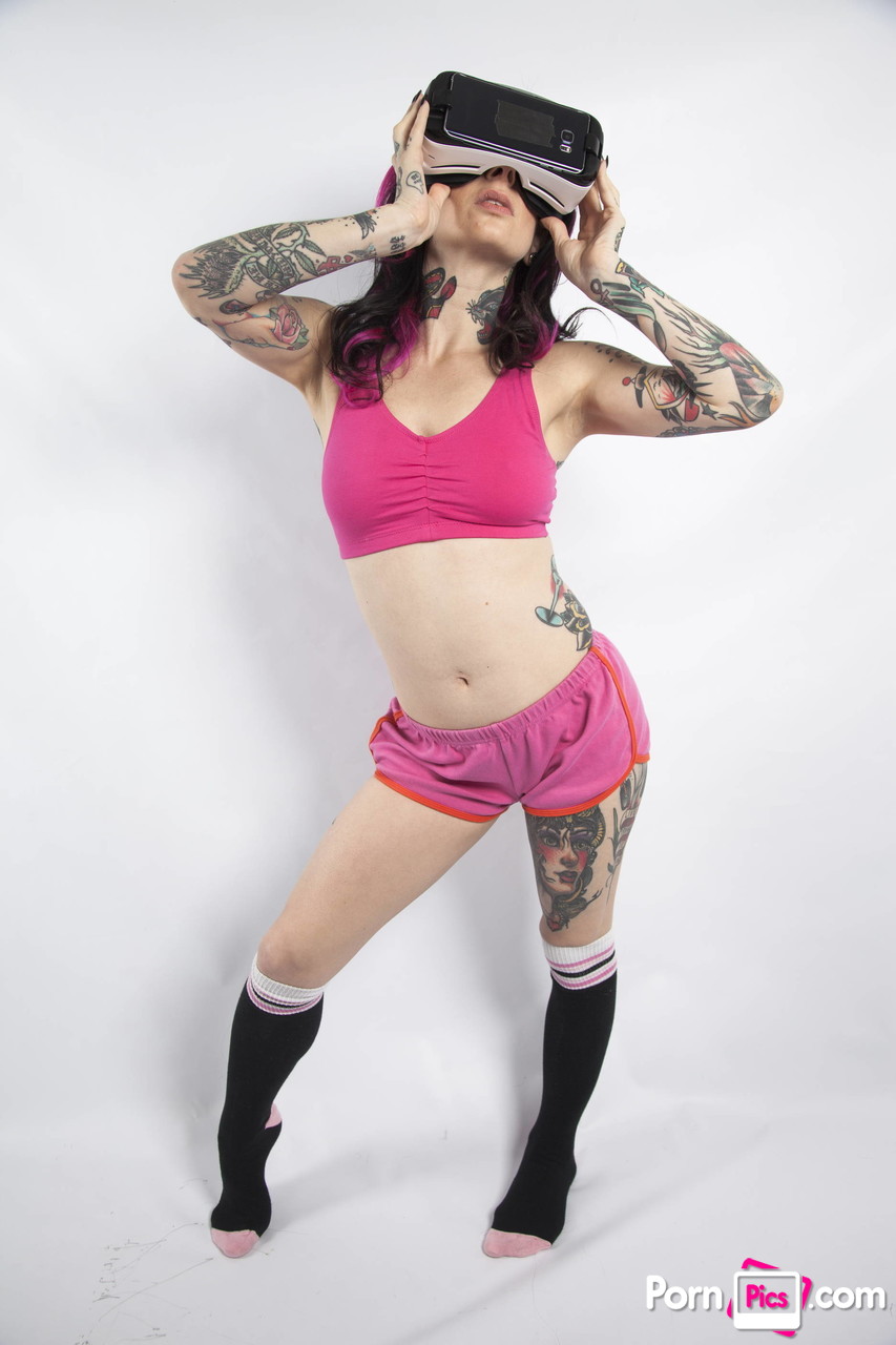 Tattooed American nympho Joanna Angel posing with her new VR set foto porno #426296491