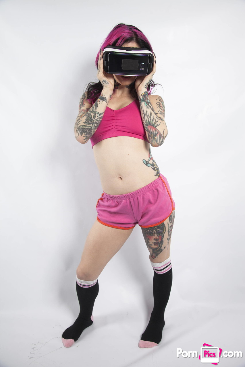 Tattooed American nympho Joanna Angel posing with her new VR set foto porno #426296495
