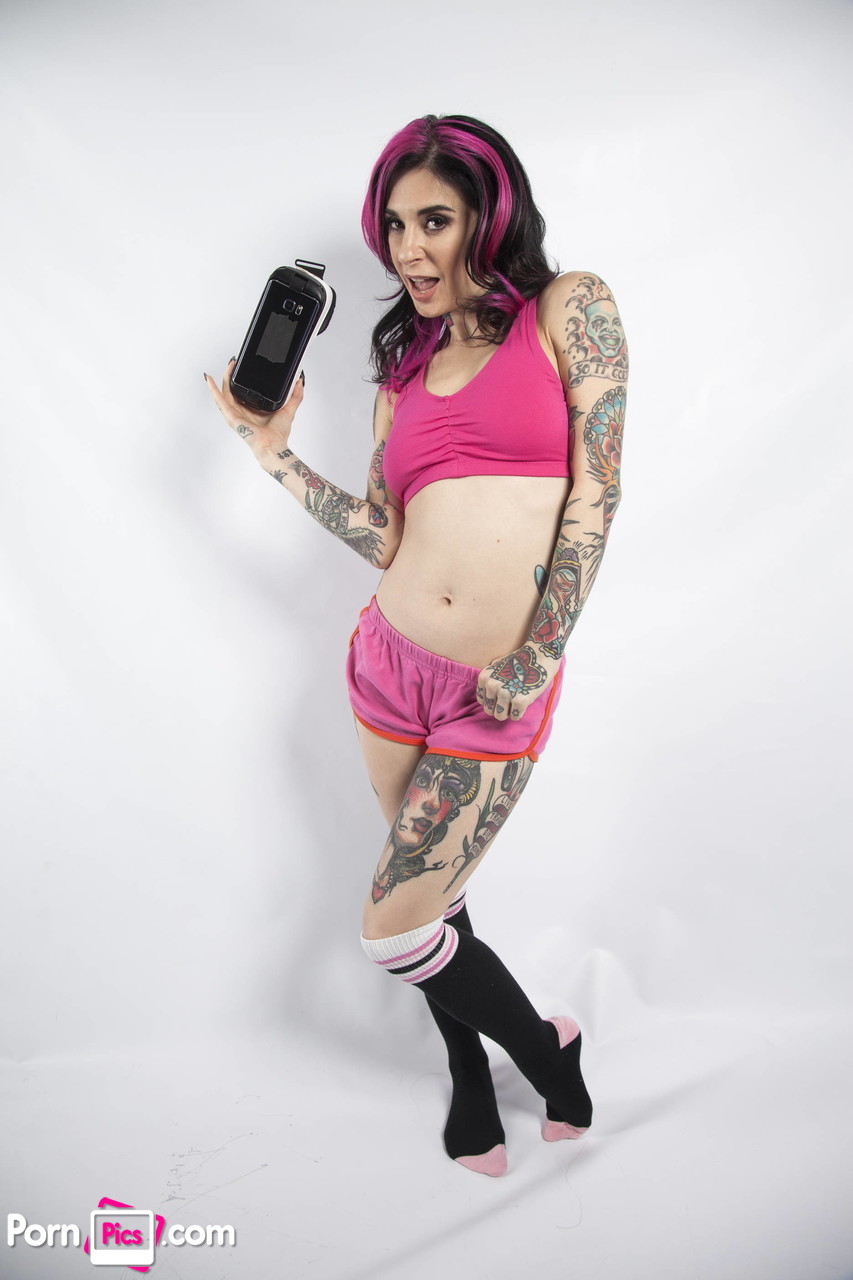 Tattooed American nympho Joanna Angel posing with her new VR set foto porno #426296499