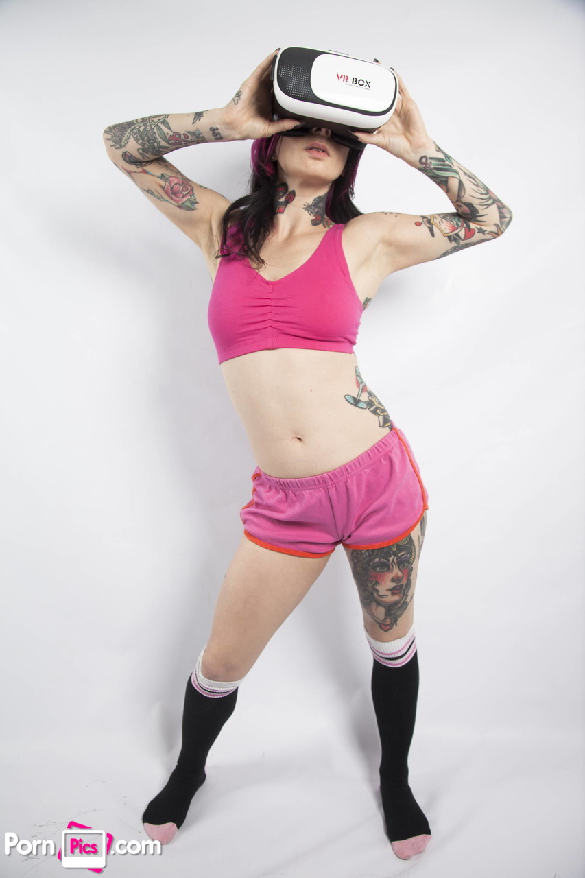 Tattooed American nympho Joanna Angel posing with her new VR set porno foto #426296502