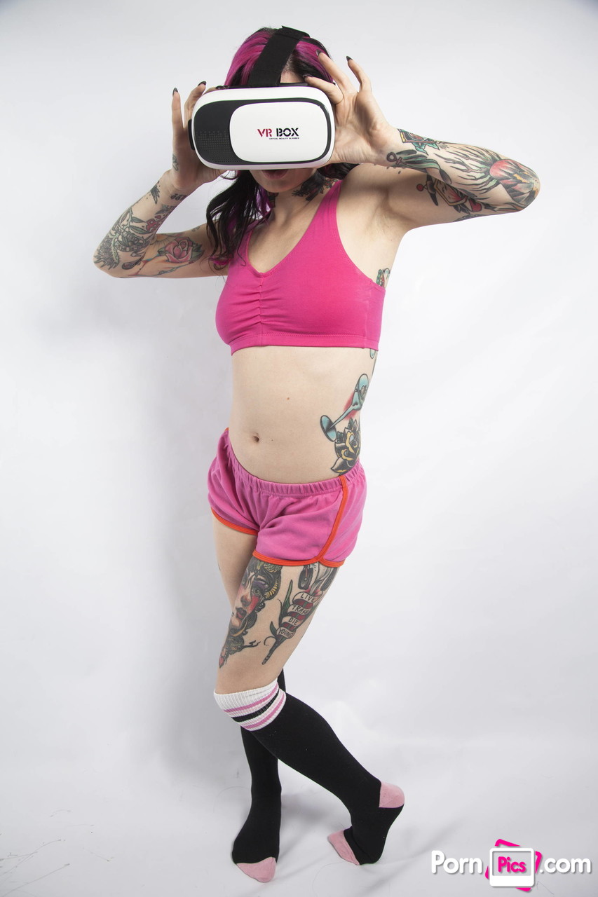 Tattooed American nympho Joanna Angel posing with her new VR set foto porno #426296505