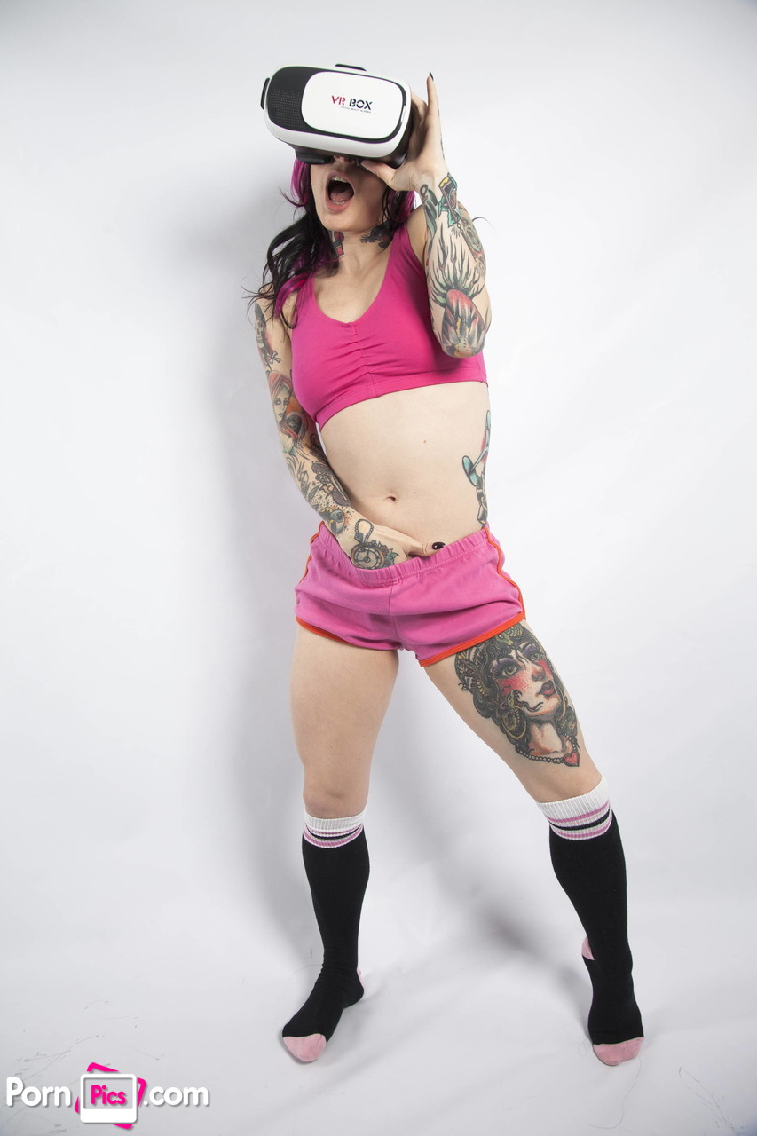 Tattooed American nympho Joanna Angel posing with her new VR set porno foto #426296507