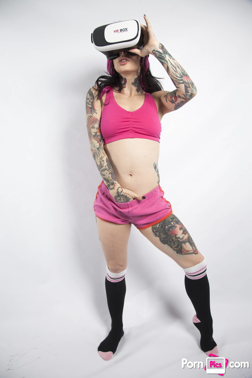 Tattooed American nympho Joanna Angel posing with her new VR set foto porno #426296508