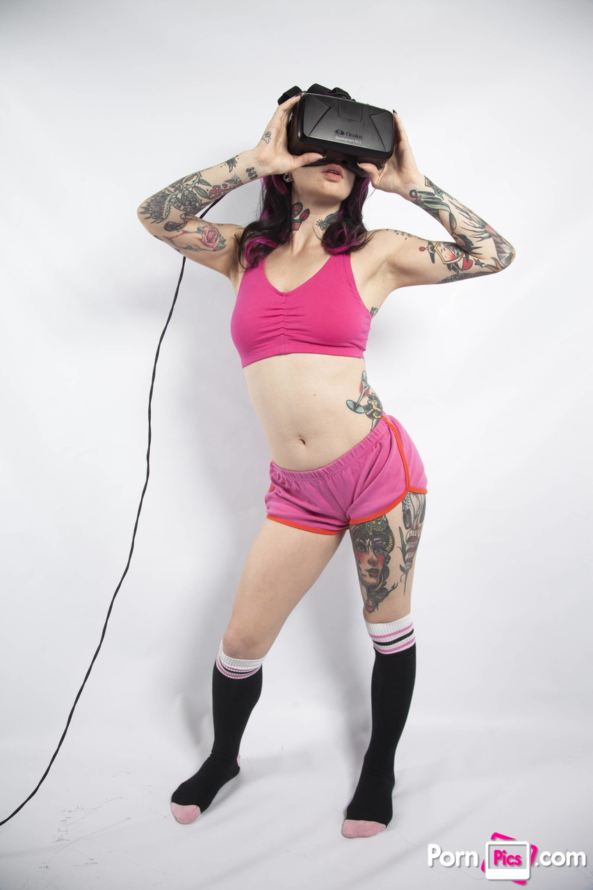 Tattooed American nympho Joanna Angel posing with her new VR set foto porno #426296510