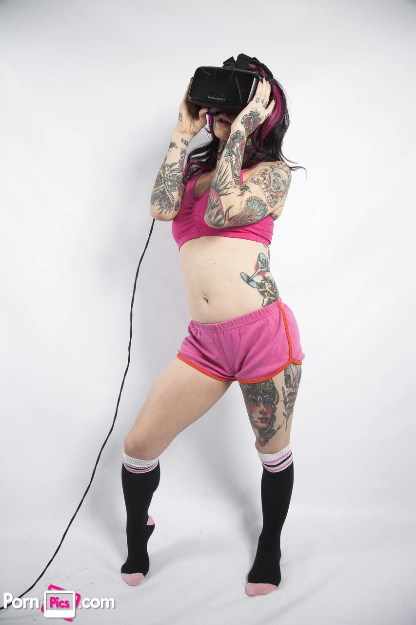 Tattooed American nympho Joanna Angel posing with her new VR set foto porno #426296513