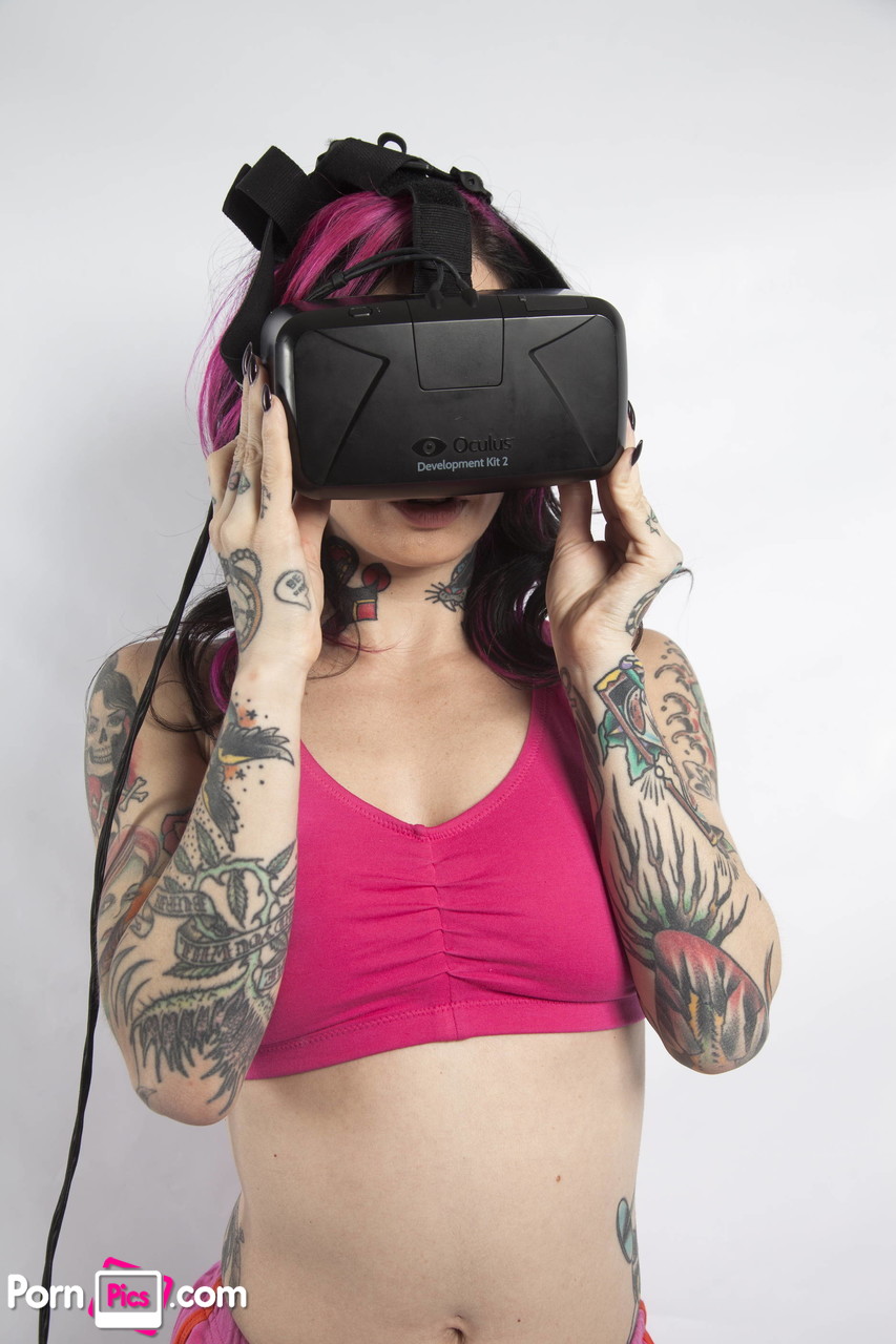 Tattooed American nympho Joanna Angel posing with her new VR set foto porno #426296516
