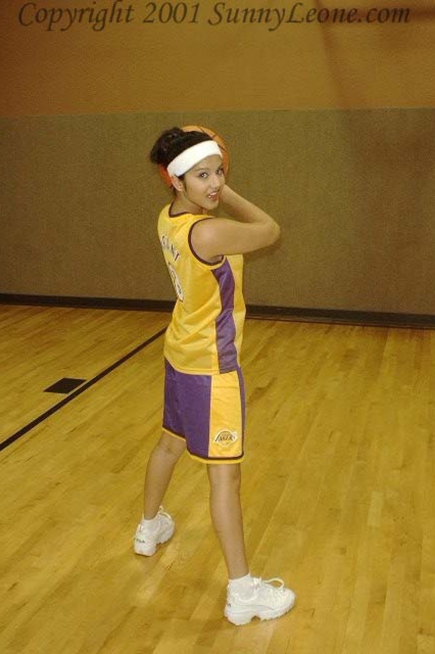 Beautiful Laker doll Sunny Leone shows off her sexy cooch during practice foto porno #423920931