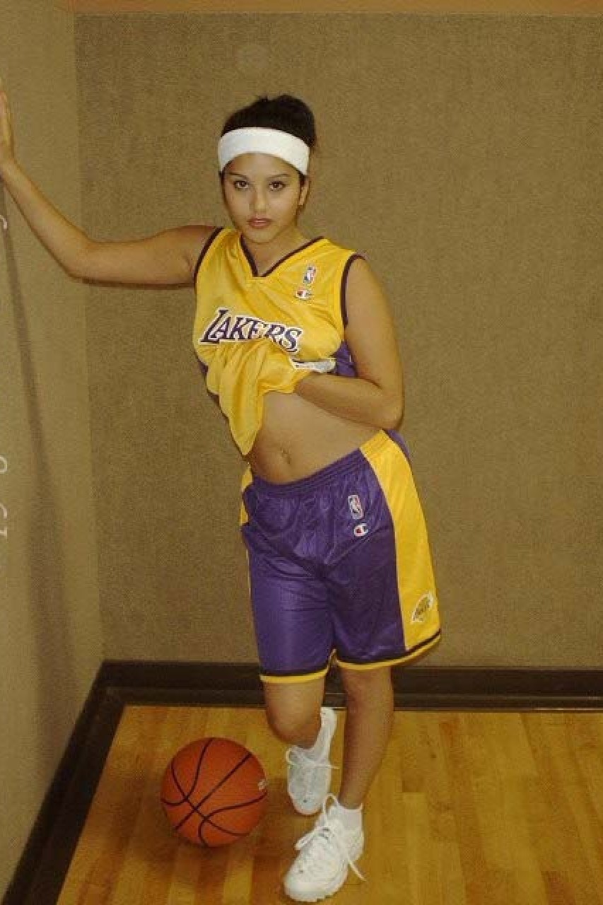 Beautiful Laker doll Sunny Leone shows off her sexy cooch during practice foto porno #423920940