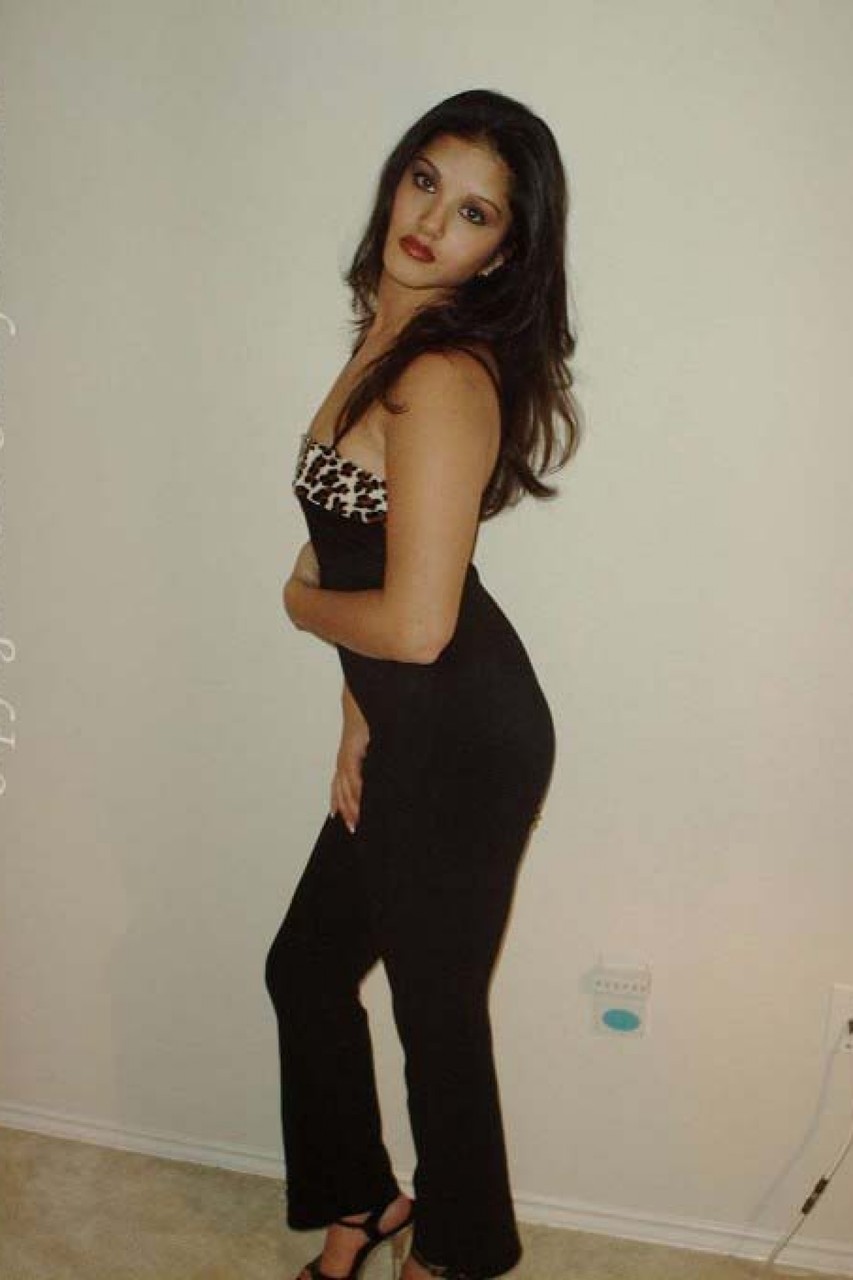 Solo model Sunny Leone strips off pantsuit to model nude in heels zdjęcie porno #425077077