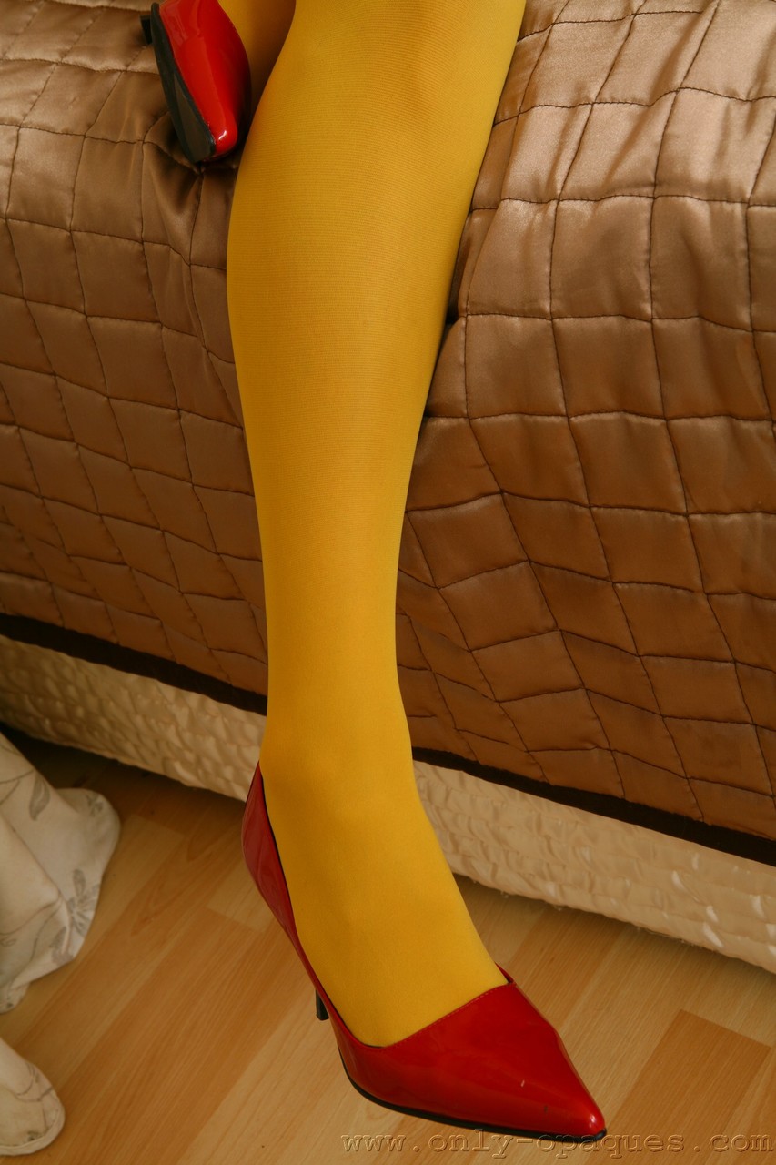 Tanned babe Sophia Smith loses her golden dress before posing in yellow tights foto porno #426851018