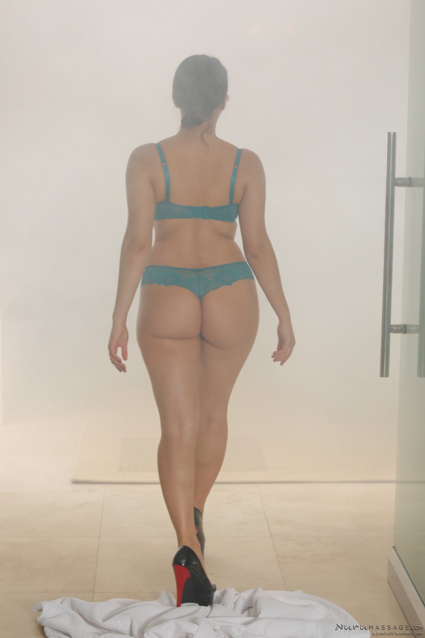 Steamy masseuse Valentina Nappi disrobes to show natural tits & curvy big ass porno fotky #428663723