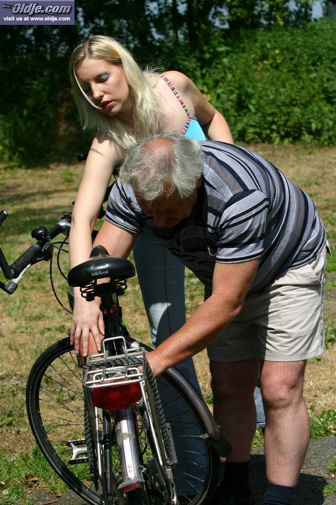 Young blonde Susan gives senior outdoor blowjob & doggystyle for bike repair foto porno #429019095