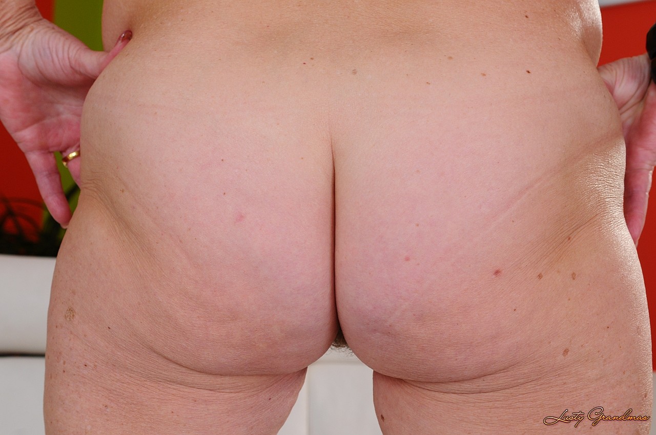 Fatty granny Malya doffs lingerie showing saggy big tits & a hairy muff Porno-Foto #428544284