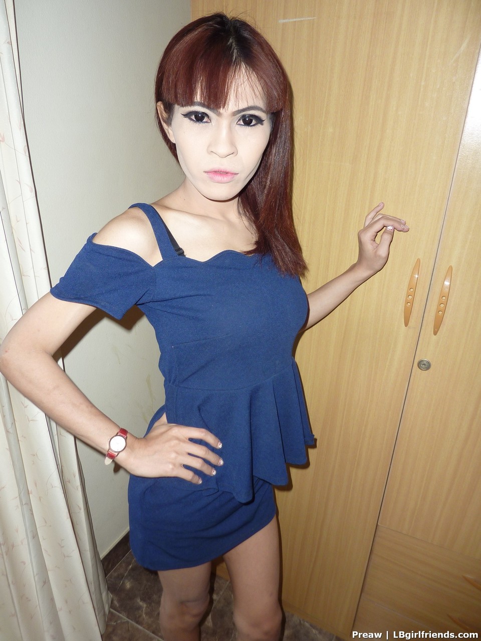 The ladyboy Preaw, who is thin and unattractive, spreads her buttocks on her bed at home.