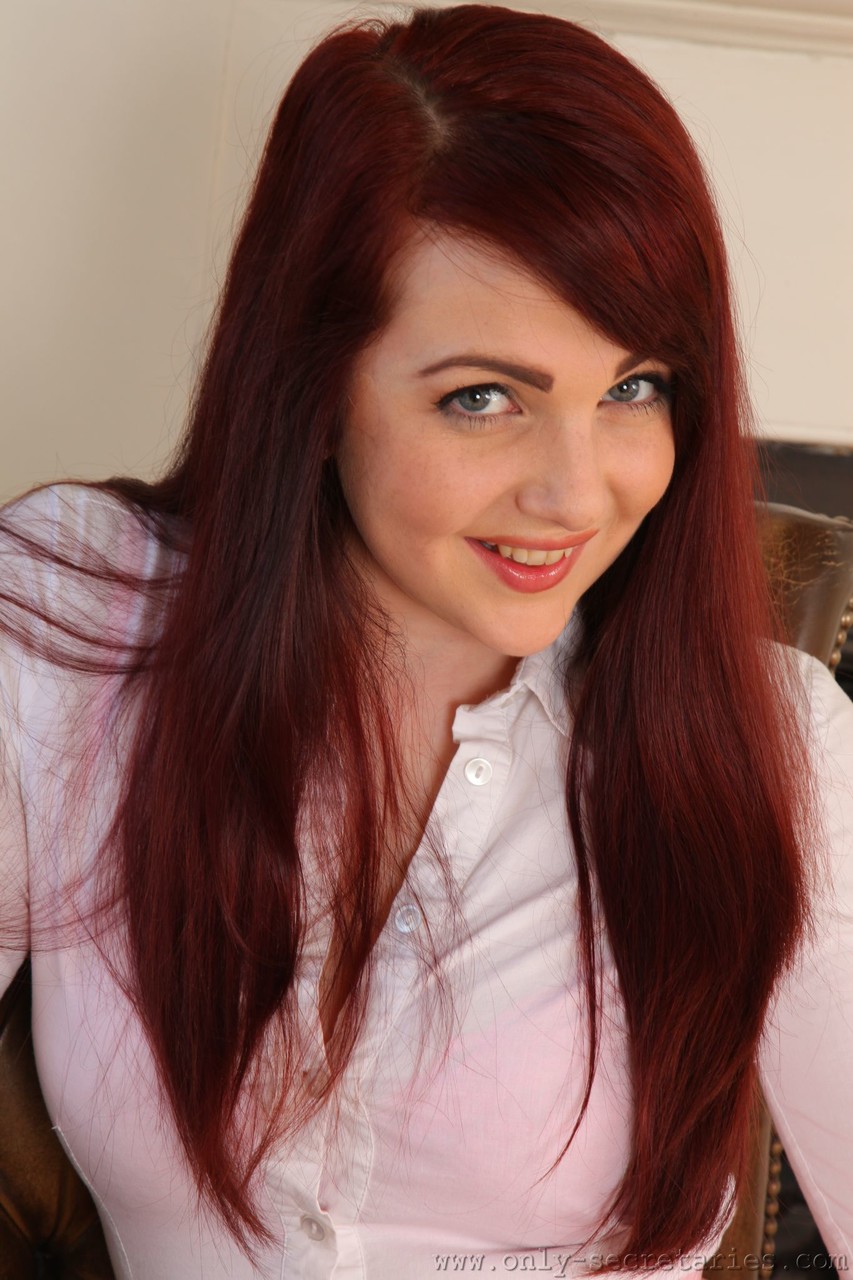 Stunning redhead girl Kara Carter remotes her pink skirt & covers her big tits foto porno #427261735