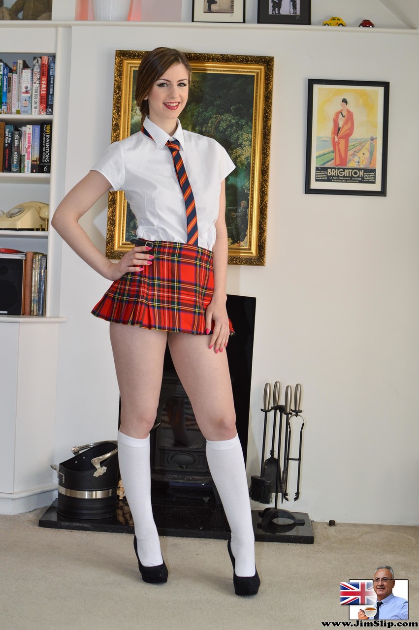https://www.pornpics.com/galleries/cute-sexy-brunette-schoolgirl-stella-cox-toying-in-her-uniform-in-solo-action-97040450/