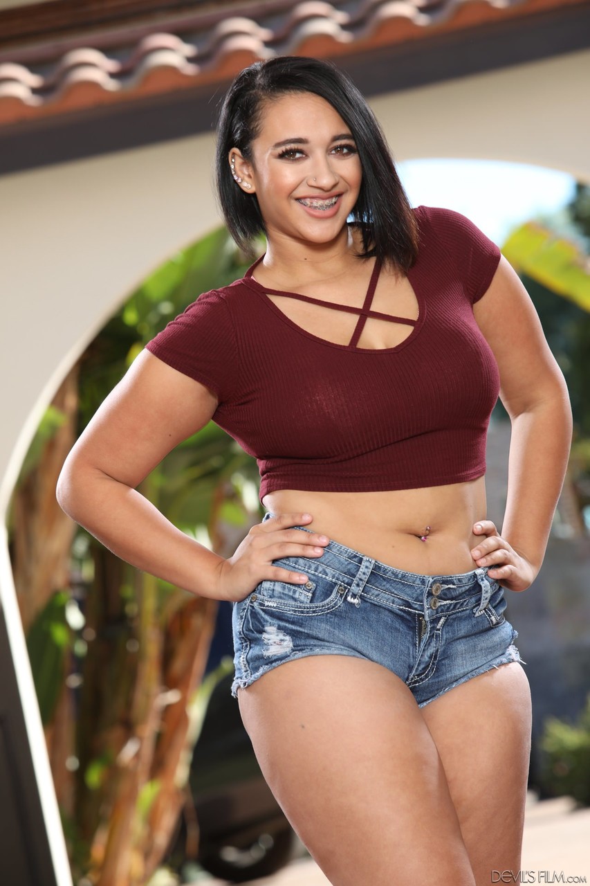 Chubby Latina Emori Pleezer gets rid of her tiny shorts and displays curves foto porno #425112818