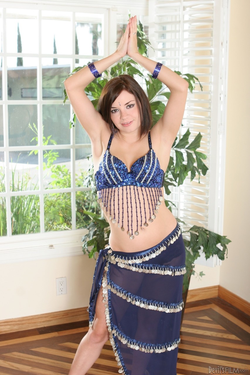 Indian pornstar Tatiana Kush bares her yummy natural tits on the floor ポルノ写真 #423146598