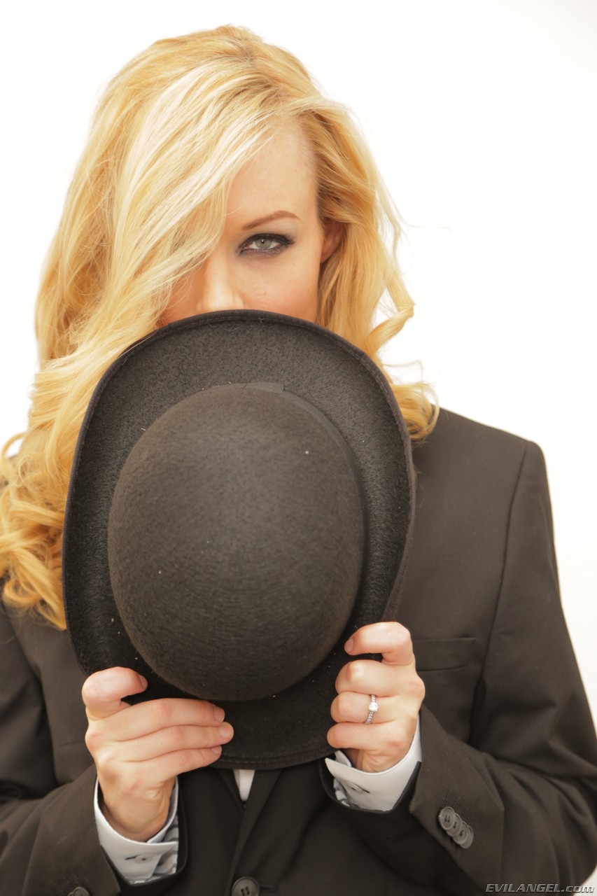 Blonde pornstar Kayden Kross posing in a suit and with a hat at home foto porno #426426439