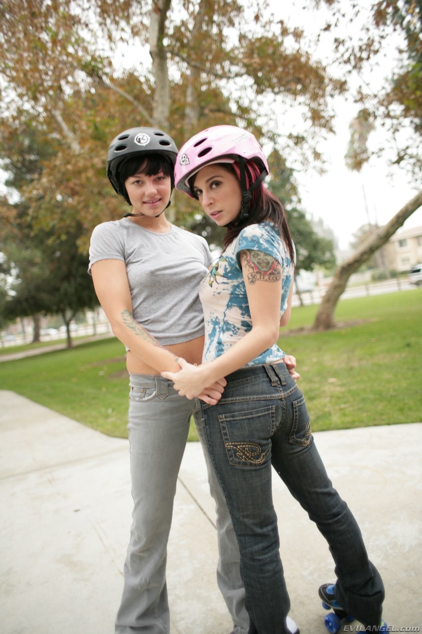 Skateboarding lesbians Belladonna & Joanna Angel anal toying & pussy licking foto porno #425188869