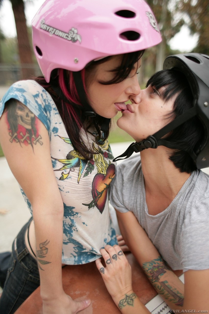 Skateboarding lesbians Belladonna & Joanna Angel anal toying & pussy licking porno foto #425188873