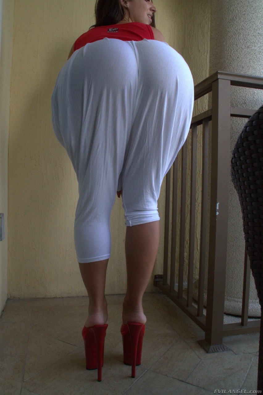 Brazen brunette Jada Stevens drops her pants to spread her huge bubble butt photo porno #424651997