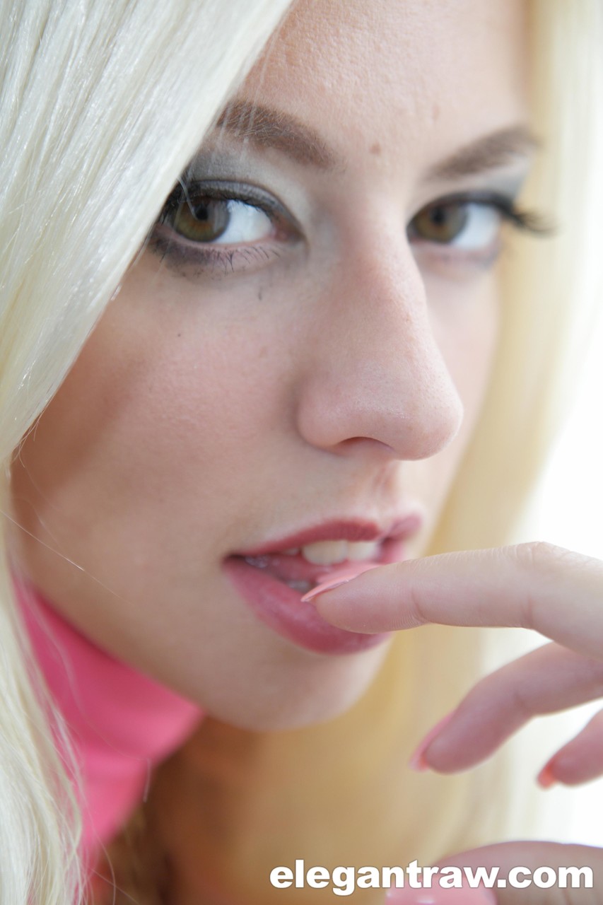Hot blonde chick Jessie Volt wraps her lips around a black cock 色情照片 #422570257