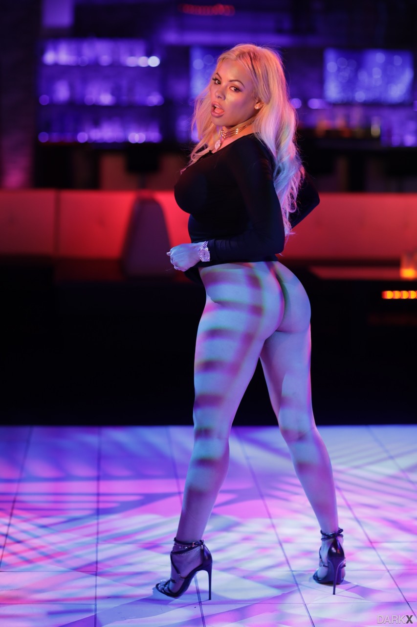 Attractive blonde Luna Star stripping out off her black dress showing her body zdjęcie porno #425166347