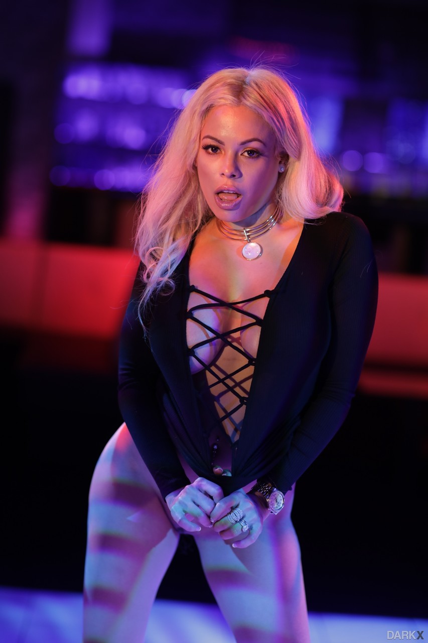 Attractive blonde Luna Star stripping out off her black dress showing her body 포르노 사진 #425166348