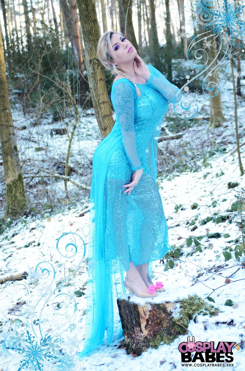 Yuffie Yulan Cosplays Elsa From Frozen While Displaying Her Big Tits Outdoors